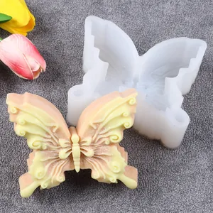 Vista macro detallada del molde de silicona de mariposa 3D con mariposa de cera terminada.