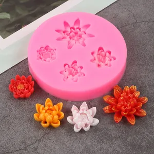 Vista detallada del molde de silicona para flores de loto de 4 cavidades con modelos