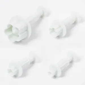 Detalle de 4 cortadores de fondant con resorte en forma de flor de ciruelo blanco para repostería