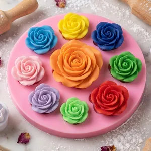 Vista macro di rose in fondant colorate in uno stampo da forno circolare in silicone