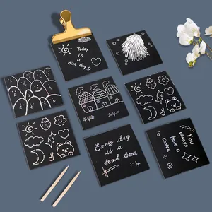Set van 8 regenboog kraspapier notities voor kinderen met doodles en houten pennen