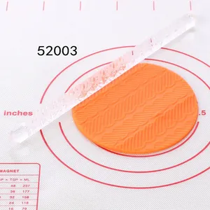 Primer plano de rodillo de acrílico transparente con relieve de cuerda para fondant