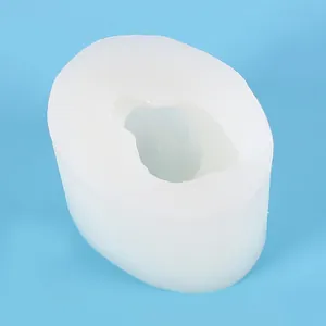 Primo piano di uno stampo in silicone bianco per creazioni in resina a forma di tigre