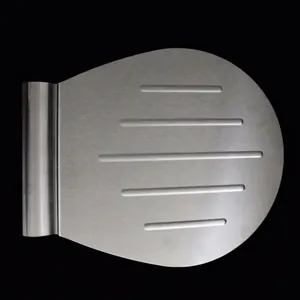 Detailed view of the stainless steel cake lifter showing the anti-slip surface grooves