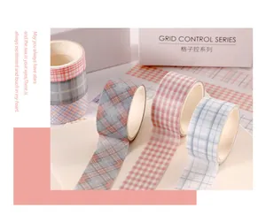 Detailopname van washi tapes met pastel ruitpatronen voor creatieve doe-het-zelf stationaire