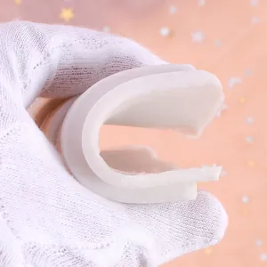 Détail montrant la flexibilité et l'épaisseur du moule en silicone blanc pour fondant.
