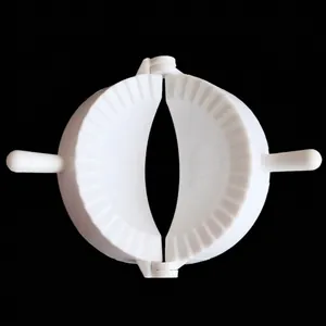 Detailansicht einer weißen 8 cm Kunststoffform für manuelle Teigtaschen mit Mustern