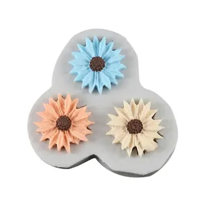 Detail der 3-Loch Kamillen-Gänseblümchen-Silikonform für Fondant mit bunten Blumen.