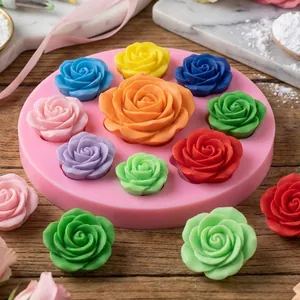 Vista dettagliata di rose in fondente multicolori realizzate con uno stampo in silicone