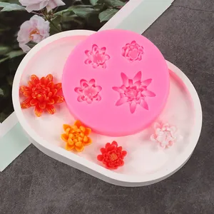Vista detallada del molde de silicona rosa con patrones de loto 3D para velas y resina DIY.
