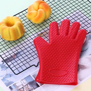 Détail d'un gant de cuisine en silicone rouge résistant à la chaleur avec motif cœur