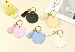 Vue détaillée de porte-clés circulaires en cuir avec glands assortis de divers coloris