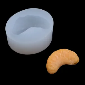 Detailansicht der Silikonform für Orangenstücke und Wachsprobe auf schwarzem Grund