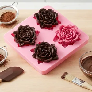 Detail einer Silikonform für Rosen mit Schokoladenrosen und Backutensilien für Tortendeko