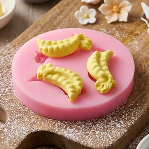 Dettaglio dello stampo in silicone rosa a forma di pisello per decorare torte
