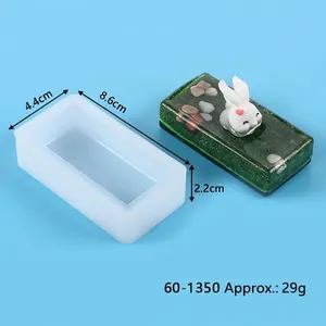 Detailansicht der rechteckigen Silikonform mit Maßen und fertigem Harz-Hasen-Ornament