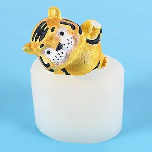 Dettaglio di una simpatica statuina di tigre e dello stampo in silicone usato per crearla.
