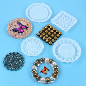 Vue détaillée des moules à bulles en silicone DIY et des créations finies en résine époxy