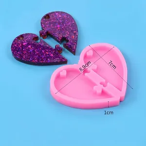 Dettaglio stampo in silicone a cuore per gioielli in resina con misure di 8,9 cm