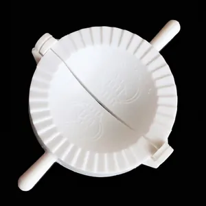 Detailansicht der weißen 8 cm Teigtaschenform aus Kunststoff mit traditionellem Fu-Zeichen