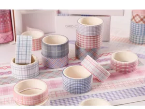 Detailopname van pastelkleurige washi-tapeset met ruitpatroon voor DIY-stationery
