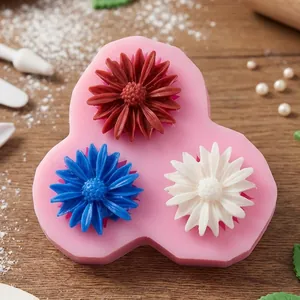 Detailansicht der 3-Loch Gänseblümchen-Fondantform mit bunten Blüten