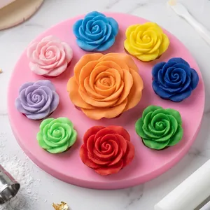 Vista dettagliata di forme di rose in fondente colorato in uno stampo circolare in silicone.