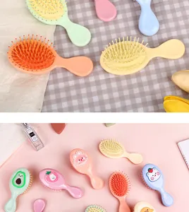 Kollektion von Mini-Massagehaarbürsten mit süßen Cartoondesign in Pastellfarben