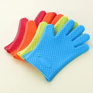 Détail de gants de cuisine en silicone colorés avec texture en forme de cœur