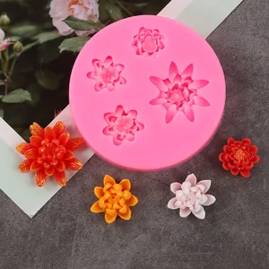 Primer plano de molde de silicona de flor de loto rosa con muestras de resina floral