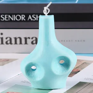 Gros plan détaillé d'une bougie bleue abstraite en forme de bouteille artistique