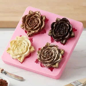 Detaillierte Nahaufnahme der rosa Silikon-Rosenform mit echten Schokoladenblumen