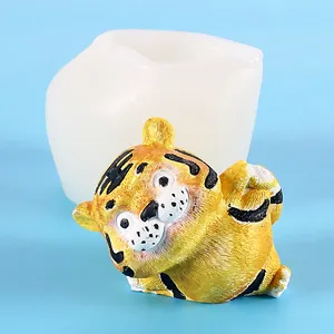 Vista dettagliata dello stampo in silicone a forma di tigre e statuina in resina