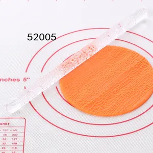 Vista detallada de un rodillo de acrílico transparente para fondant con patrón de relieve
