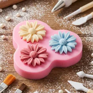 Makroansicht einer 3-Kammer-Gänseblümchen-Silikonform mit fertigen bunten Blumen