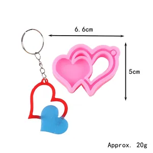 Vista dettagliata dello stampo in silicone a cuore con dimensioni ed esempio di portachiavi.