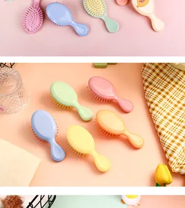 Detaillierte Ansicht kleiner Haarbürsten in Macaron-Farben für Kinder und Mädchen
