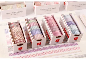 Dichtbij van vier dozen met gevarieerde washi-tapesets met rasterpatroon voor doe-het-zelf-plakboek