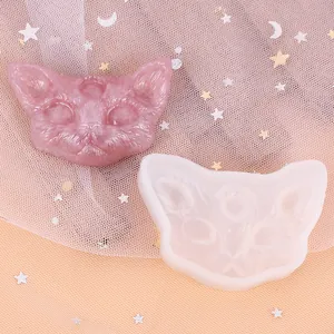 Gedetailleerd overzicht van DIY drie-ogige kat siliconen mal met roze hars kattenkop