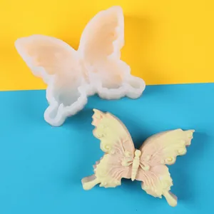 Molde de silicona de mariposa detallado con patrones de alas y un ejemplo de jabón terminado
