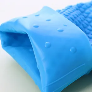 Vue détaillée montrant le motif de cœur antidérapant sur un gant de cuisine bleu