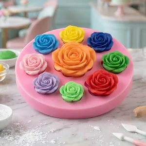 Vista dettagliata dello stampo in silicone per rose in pasta di zucchero con decori