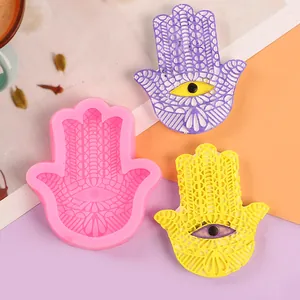 Dettaglio dello stampo in silicone mano di Hamsa e sottobicchieri in resina finiti