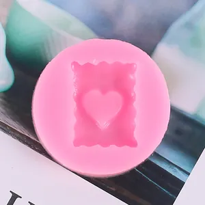 Dettaglio ravvicinato di uno stampo in silicone rosa con bordo smerlato e design a cuore