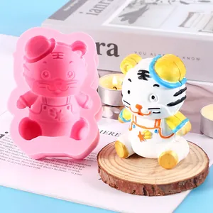 Detaillierte Ansicht einer Cartoon-Tiger-Silikonform und einer fertigen Figur aus Gips