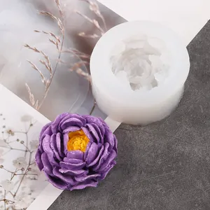 Primer plano detallado del molde de silicona de flor y la vela de cera púrpura terminada