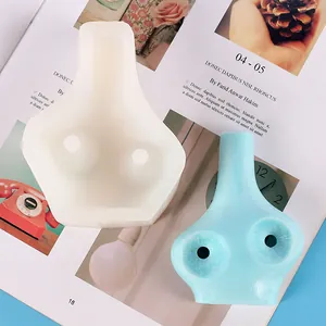 Gros plan d'un moule en silicone blanc et d'un artisanat en plâtre bleu abstrait pour DIY