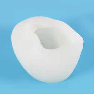 Vista dettagliata di uno stampo in silicone a forma di tigre bianca per resina e gesso.