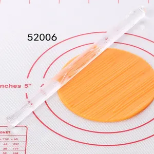 Primer plano de rodillo acrílico texturizado creando patrones en la masa
