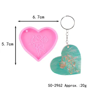 Stampo in silicone cuore Cupido 6,7x5,7 cm con esempio di portachiavi finito